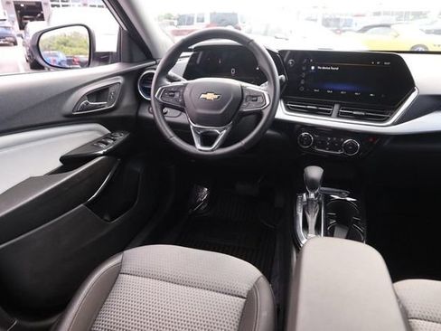 Used 2025 Chevrolet Trax LT w/ LT Convenience Package FWD image 20