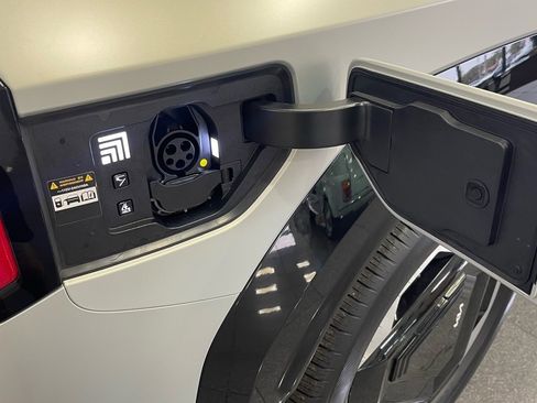 Used 2024 Kia EV9 Land image 21