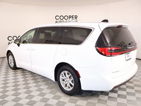 Used 2023 Chrysler Pacifica Touring-L FWD image 23