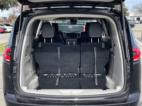 Used 2024 Chrysler Pacifica Touring-L image 28