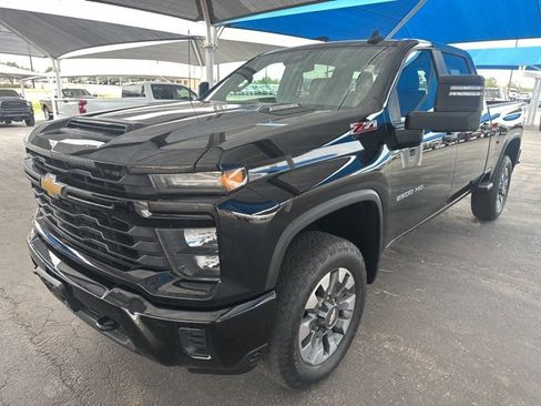 Used 2024 Chevrolet Silverado 2500 Custom w/ Custom Value Package image 3