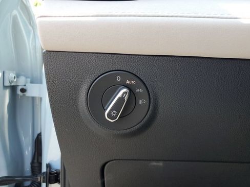 Used 2025 Volkswagen Taos SE w/ Panoramic Sunroof Package FWD image 35