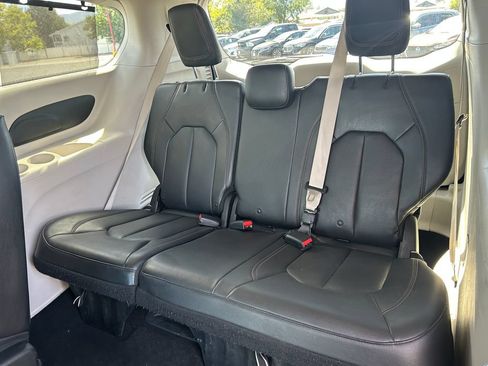 Used 2018 Chrysler Pacifica Touring-L FWD image 31