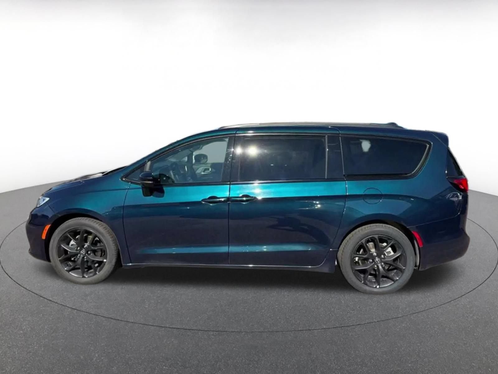 Used 2025 Chrysler Pacifica Limited FWD image 8