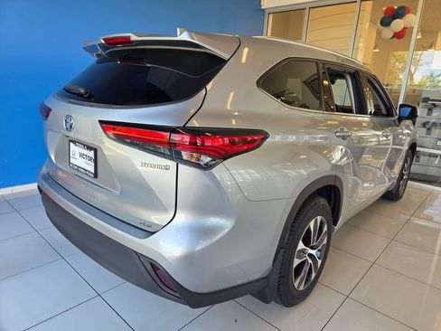 Used 2020 Toyota Highlander XLE AWD/4WD image 6