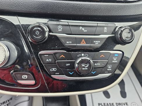 Used 2020 Chrysler Pacifica Touring w/ Cold Weather Group image 28