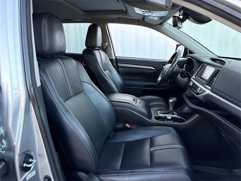 Used 2017 Toyota Highlander SE image 29