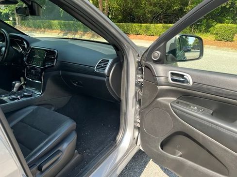 Used 2020 Jeep Grand Cherokee Altitude AWD/4WD image 10