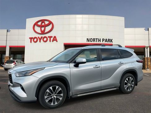 Certified 2024 Toyota Highlander XLE image 1