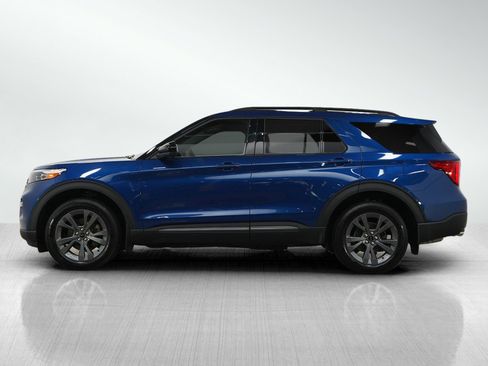 Used 2023 Ford Explorer XLT w/ XLT Sport Appearance Package AWD/4WD image 2