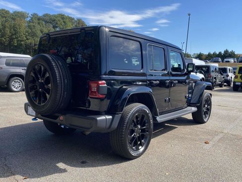 Used 2022 Jeep Wrangler Unlimited Sahara w/ Cold Weather Group image 43