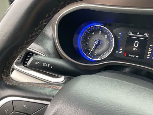 Used 2018 Chrysler Pacifica Touring-L image 21