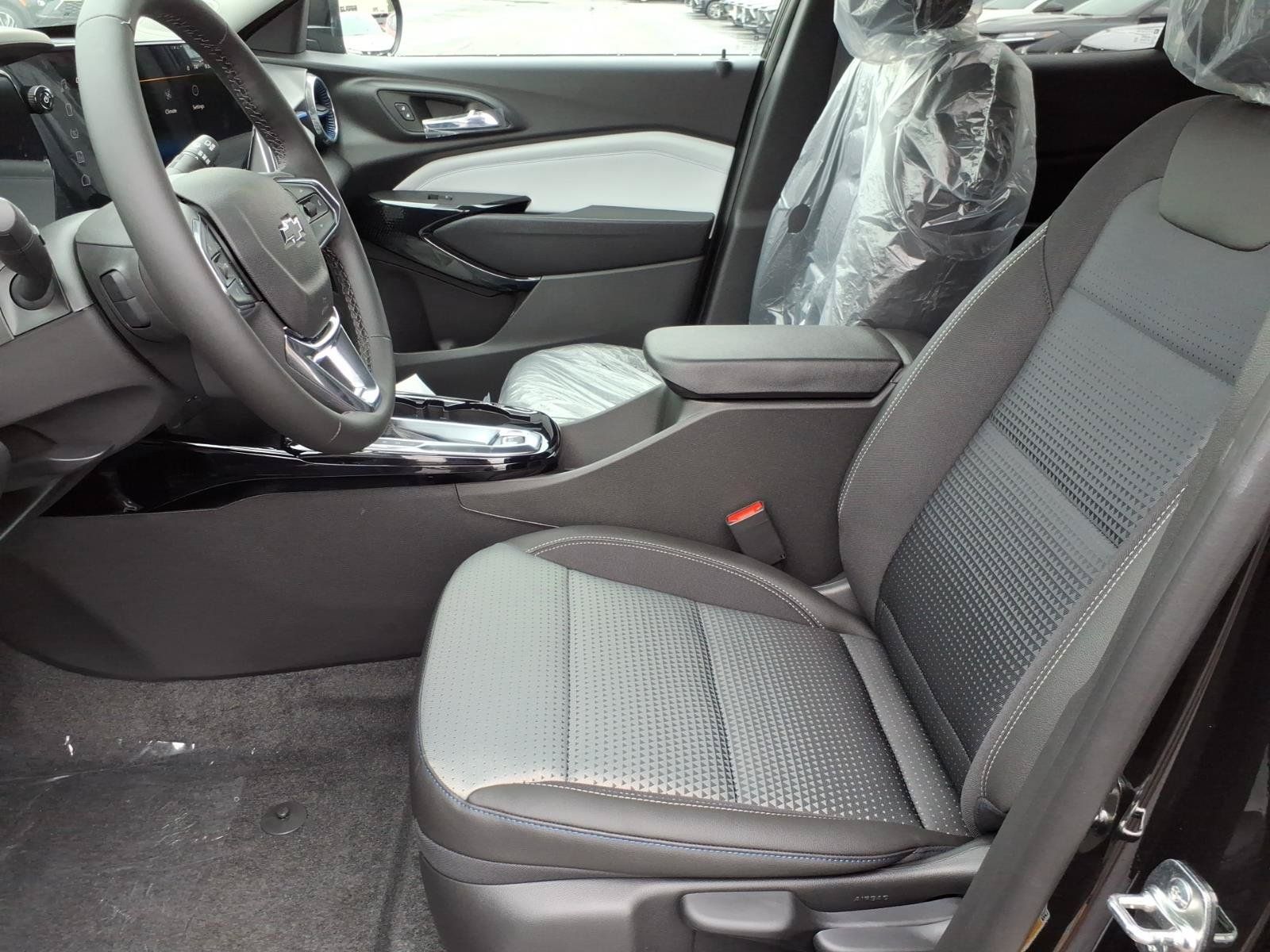 New 2026 Chevrolet Trax LT w/ Midnight Edition FWD image 6