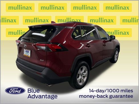 Used 2021 Toyota RAV4 XLE w/ Convenience Package FWD image 3