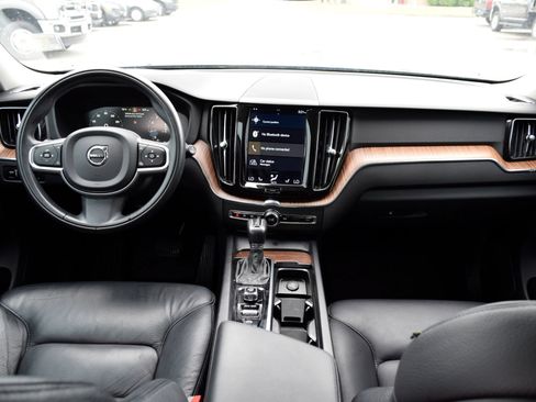 Used 2021 Volvo XC60 T5 Momentum w/ Premium Package FWD image 5