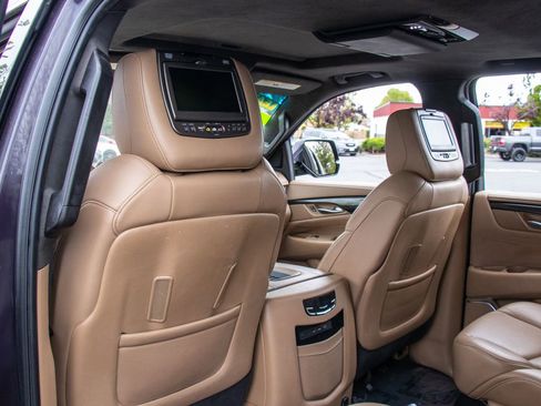 Used 2018 Cadillac Escalade Platinum AWD/4WD image 23