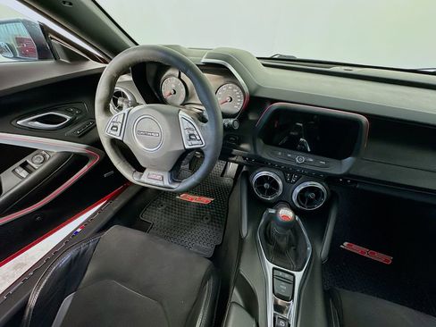 Used 2018 Chevrolet Camaro SS RWD image 9