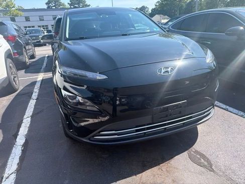 Used 2023 Hyundai Kona SE FWD image 2