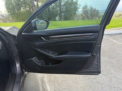 Used 2018 Honda Accord Sport image 9