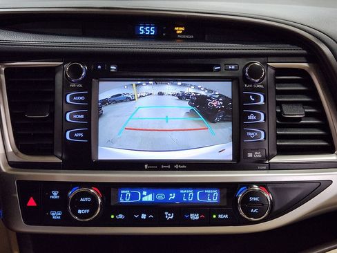 Used 2019 Toyota Highlander XLE FWD image 38
