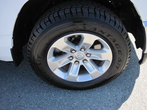 Used 2024 RAM 1500 Laramie AWD/4WD image 8