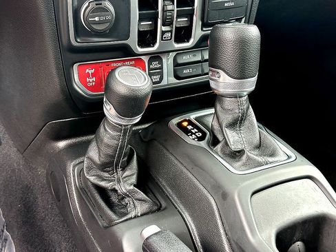 Used 2025 Jeep Wrangler Unlimited Rubicon AWD/4WD image 17