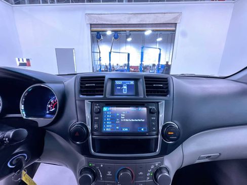 Used 2013 Toyota Highlander SE image 23