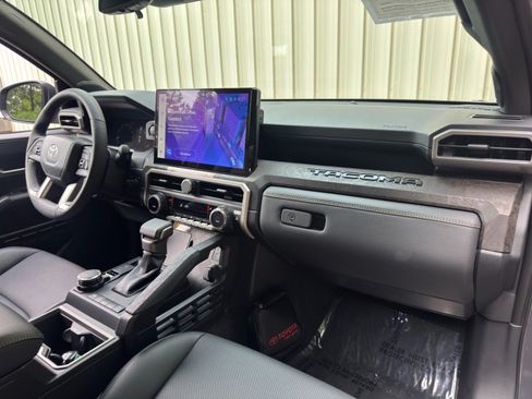 Used 2025 Toyota Tacoma Limited AWD/4WD image 15