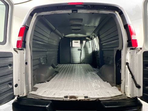 Used 2017 Chevrolet Express 3500 Extended image 25