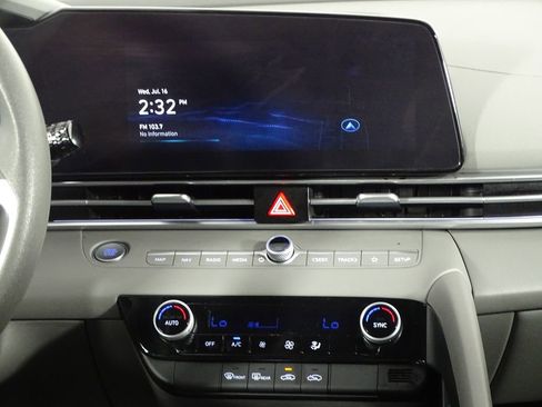 Used 2024 Hyundai Elantra SEL image 29