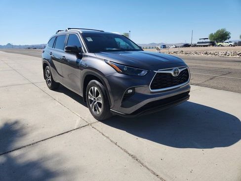 Used 2025 Toyota Highlander XLE image 3