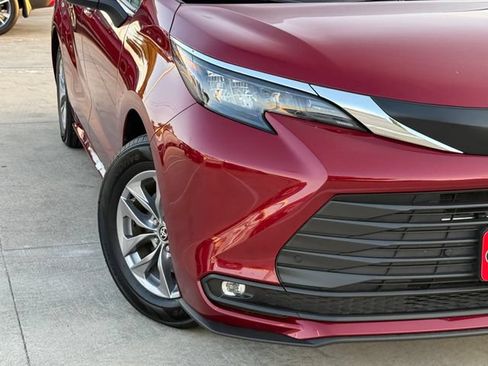 Used 2026 Toyota Sienna XLE FWD image 4