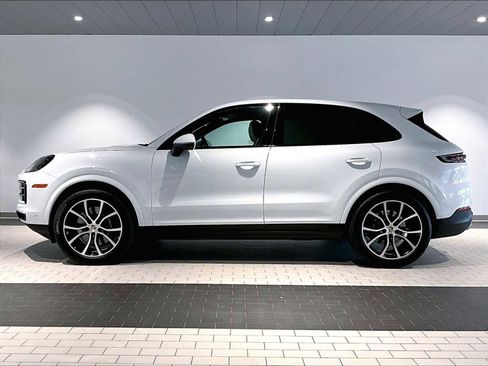Used 2025 Porsche Cayenne image 2