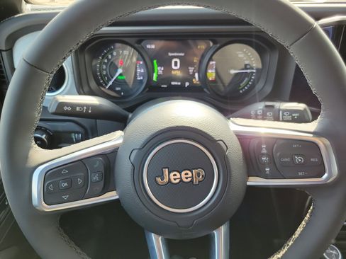 Used 2025 Jeep Wrangler Unlimited Sahara w/ Safety Group AWD/4WD image 8