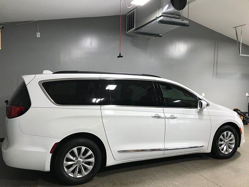 Used 2017 Chrysler Pacifica Touring-L FWD image 3
