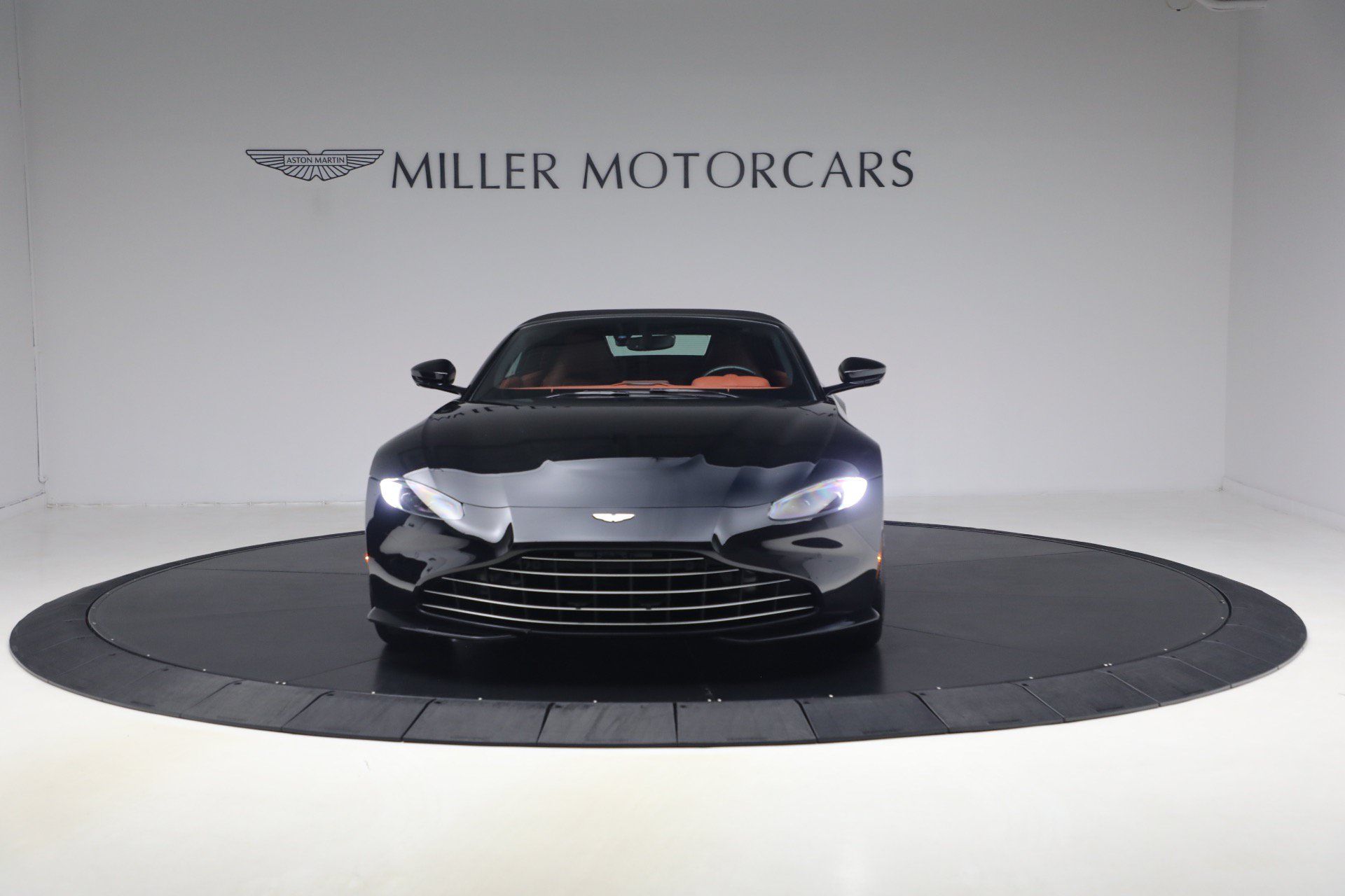 Used 2021 Aston Martin V8 Vantage Roadster RWD image 24