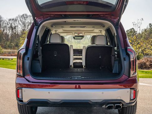 Used 2023 Kia Telluride EX w/ EX Captain's Chair Package image 17