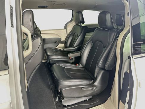 Used 2024 Chrysler Pacifica Limited FWD image 26