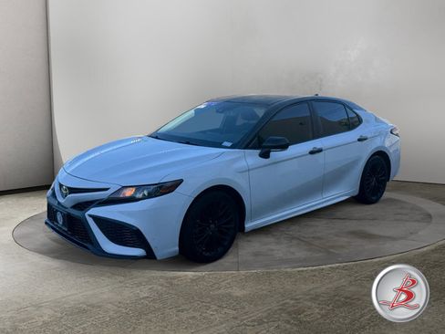 Used 2022 Toyota Camry SE w/ Convenience Package FWD image 2