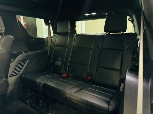 Used 2022 Cadillac Escalade Luxury w/ LPO, Illumination Package image 18