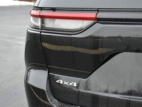 Used 2025 Jeep Grand Cherokee Laredo w/ Luxury Tech Group I image 5