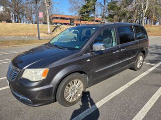 Used 2014 Chrysler Town & Country Touring-L video 1