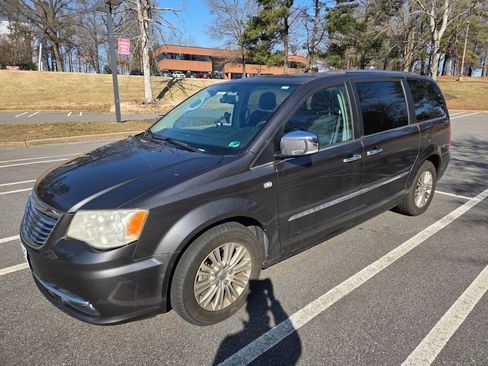 Used 2014 Chrysler Town & Country Touring-L image 1