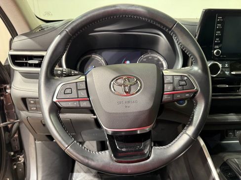 Used 2021 Toyota Highlander XLE AWD/4WD image 25