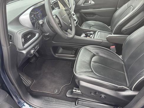 Used 2025 Chrysler Pacifica Limited image 9