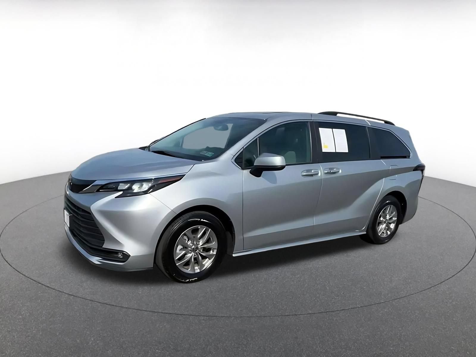 Used 2025 Toyota Sienna XLE FWD image 6