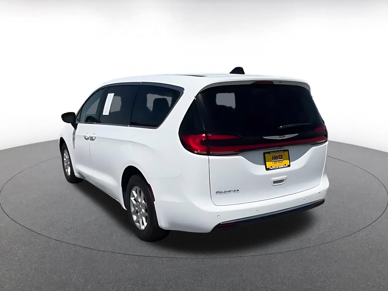Used 2024 Chrysler Pacifica Touring-L FWD image 9