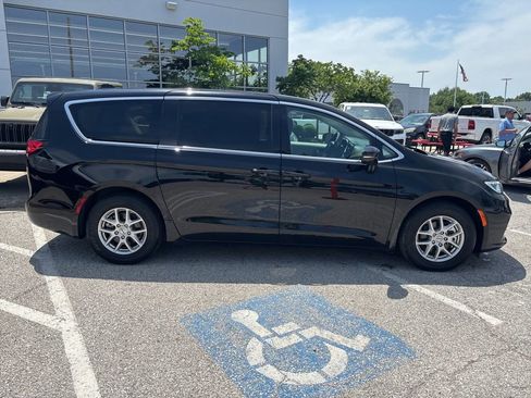 Used 2024 Chrysler Pacifica Touring-L FWD image 26