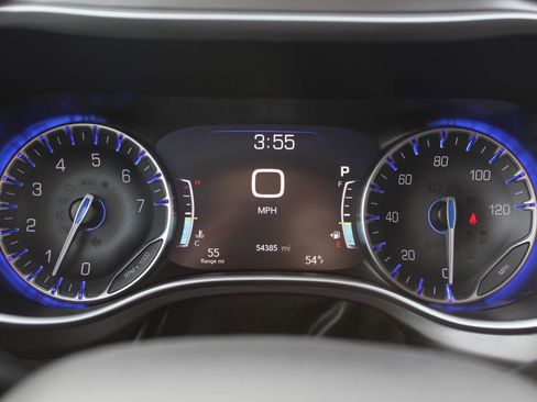 Used 2023 Chrysler Pacifica Touring-L image 16