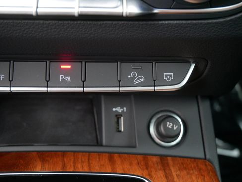 Used 2023 Audi Q5 e Premium w/ Convenience Package image 32